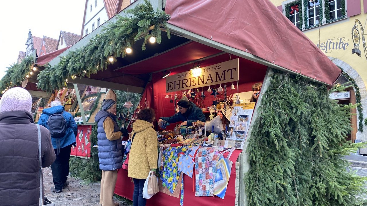 2025__1.12.__Ehrenamtsbude_Weihnachtsmarkt__Quelle_C._Weltzerjpg.jpg
