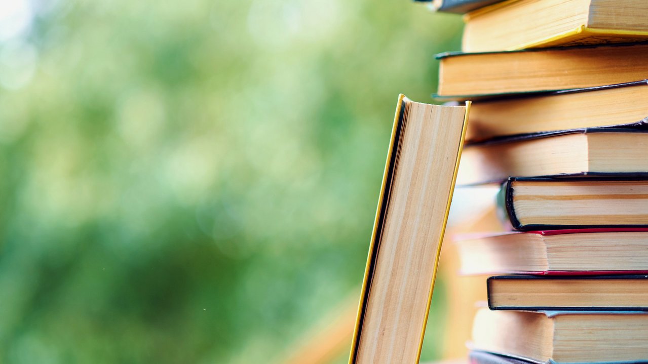 Bücherstapel AdobeStock_297506195.jpeg