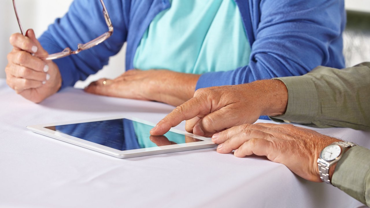 Senioren_Tablet__Quelle_AdobeStock.jpeg