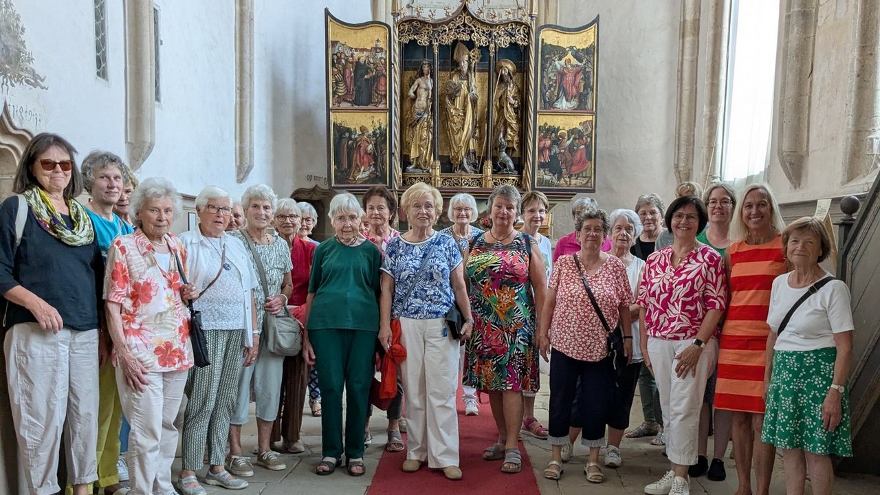 2026__14.7.__Wolfgangskirche__Gruppe_vor_Altar.jpg