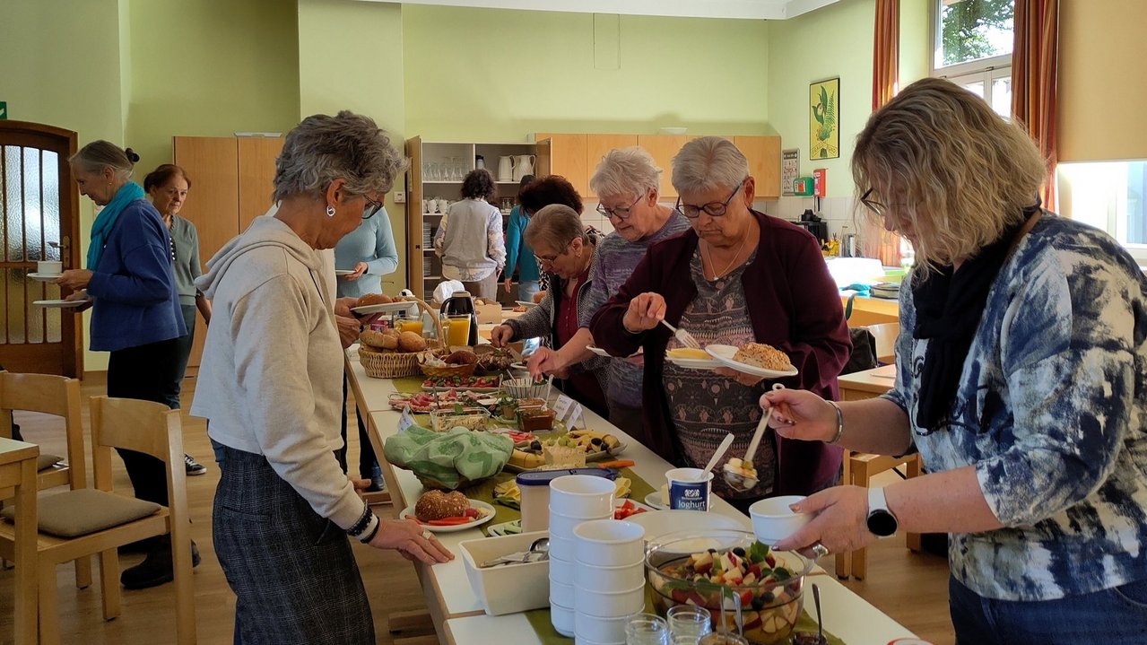 2026__16.5__Frauenfrühstück_-_Frauen_am_Buffet.jpg