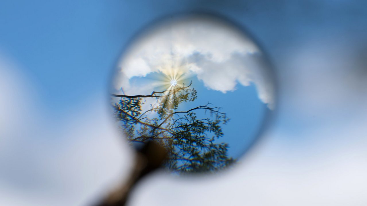 Wolken, Sonne und Himmel betrachtet durch eine Lupe 2025__Dezember__Wolke__Sonne__Himmel_mit_Lupe__Quelle_AdobeStock_267704274.jpeg