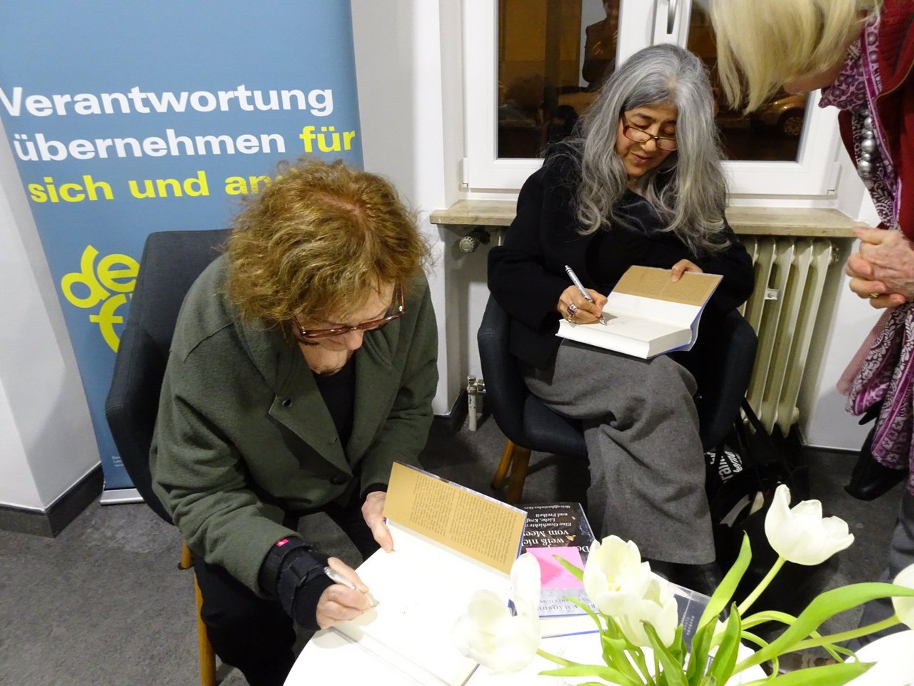DiederichsundMaqsoodisignieren.jpg