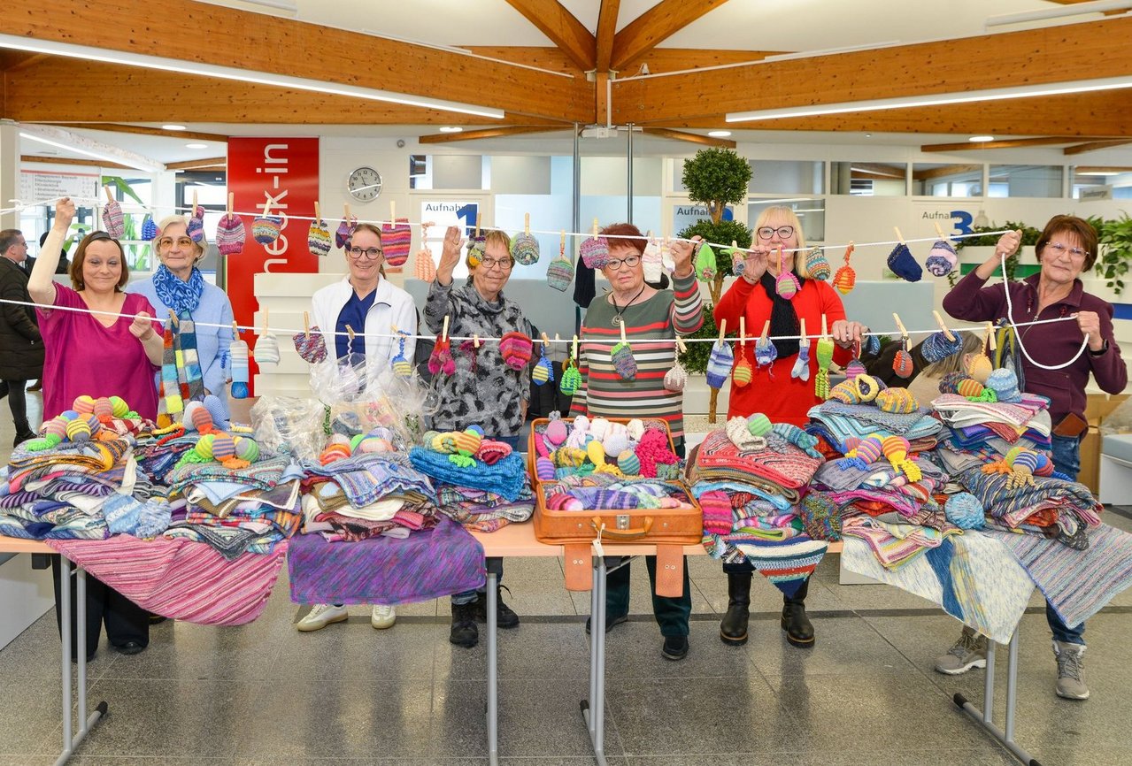2026__Januar__6_Vertreterinnen_der_Strick-Omasbei_der_Übergabe_an_Schwester_Claudia_Hutzler__3._v.l._..jpg